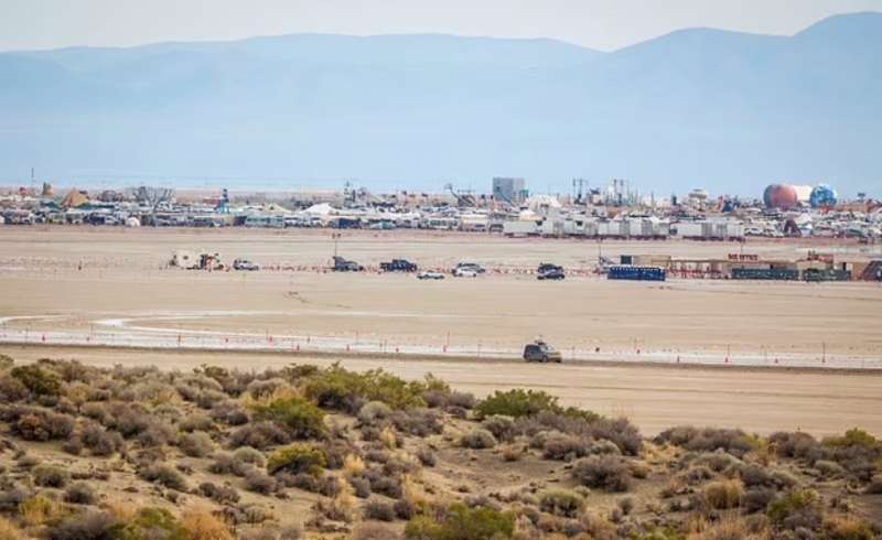 pioggia si abbatte sul burning man 18