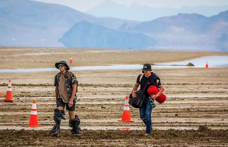 pioggia si abbatte sul burning man 19