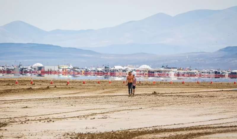 pioggia si abbatte sul burning man 20