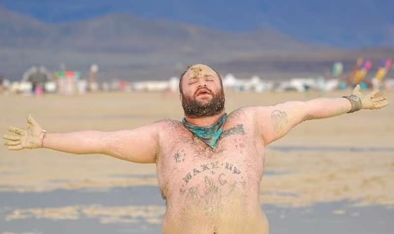 pioggia si abbatte sul burning man 24