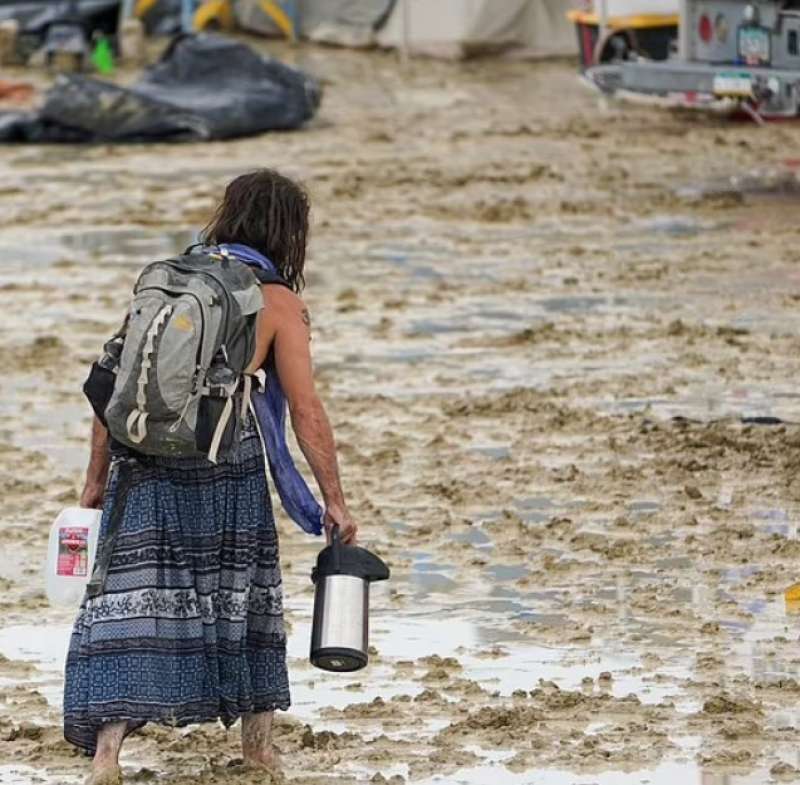 pioggia si abbatte sul burning man 25