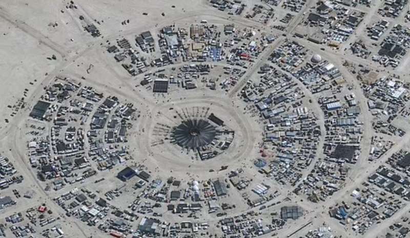 pioggia si abbatte sul burning man 33