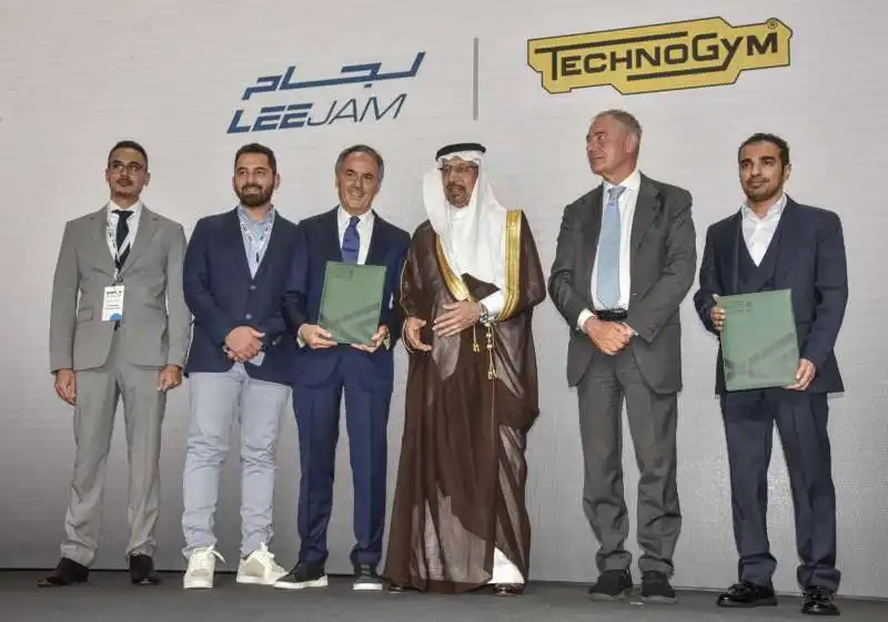 premiazione technogym   nerio alessandri con il ministro saudita khalid al falih e il ministro adolfo urso al forum italo saudita sugli investimenti   milano