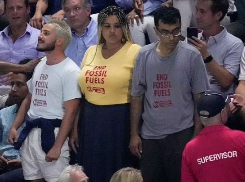 proteste degli ambientalisti alla semifinale degli us open.