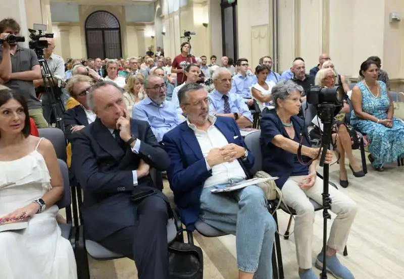 pubblico alla presentazione del libro di roberto vannacci