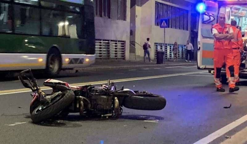 ragazza investita da una moto a milano 1