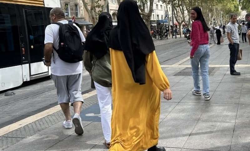 ragazze con l' abaya in francia 6