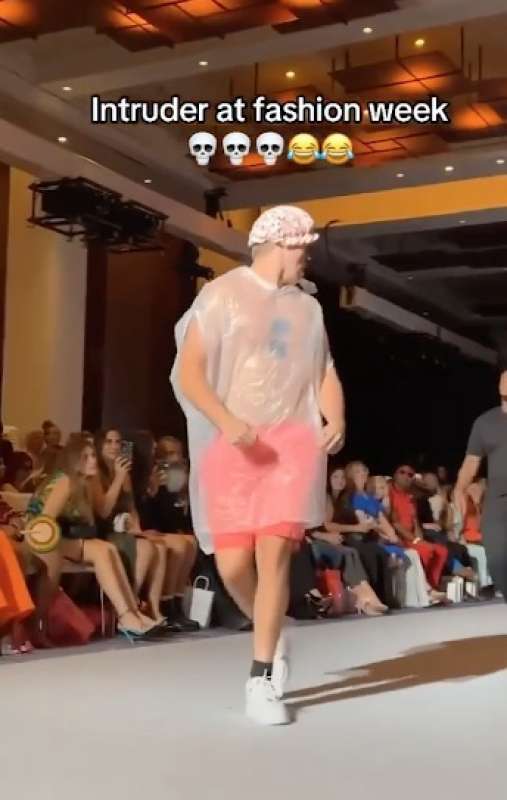 ragazzo con una cuffia in testa si imbuca alla fashion week di new york