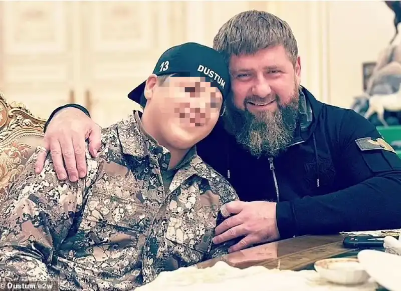 Ramzan Kadyrov con il figlio adam

