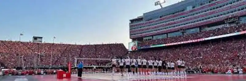 record di spettatori per un evento di sport femminile in nebraska 