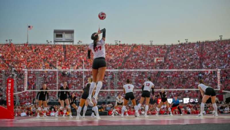 record di spettatori per un evento di sport femminile in nebraska