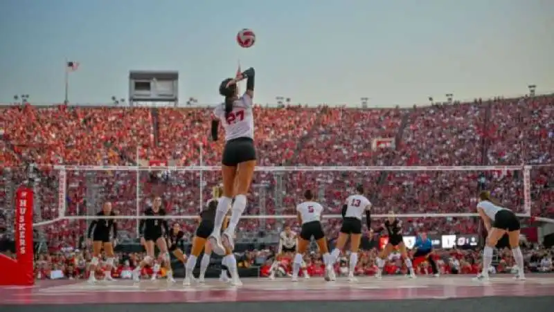 record di spettatori per un evento di sport femminile in nebraska 