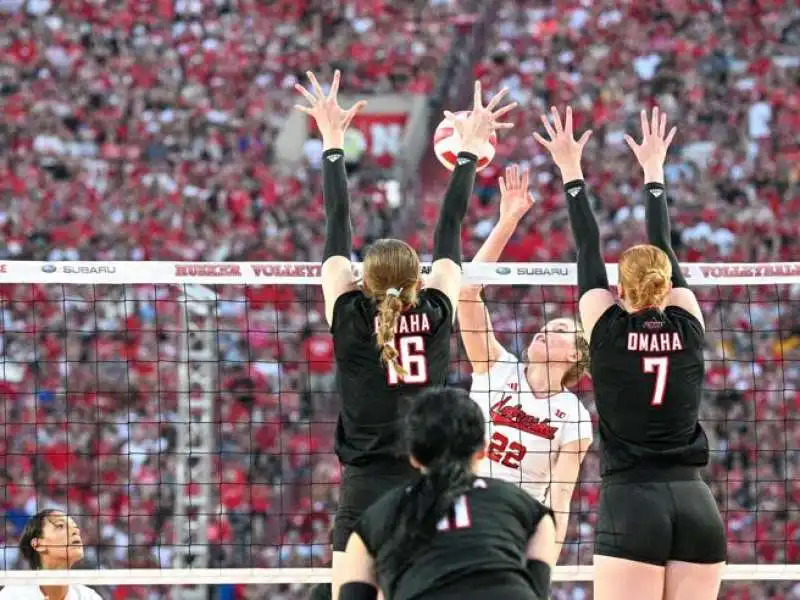 record di spettatori per un evento di sport femminile in nebraska 