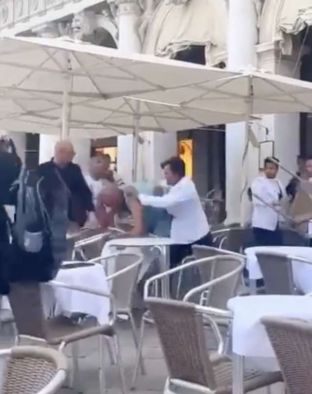 rissa tra clienti e camerieri a piazza san marco, venezia