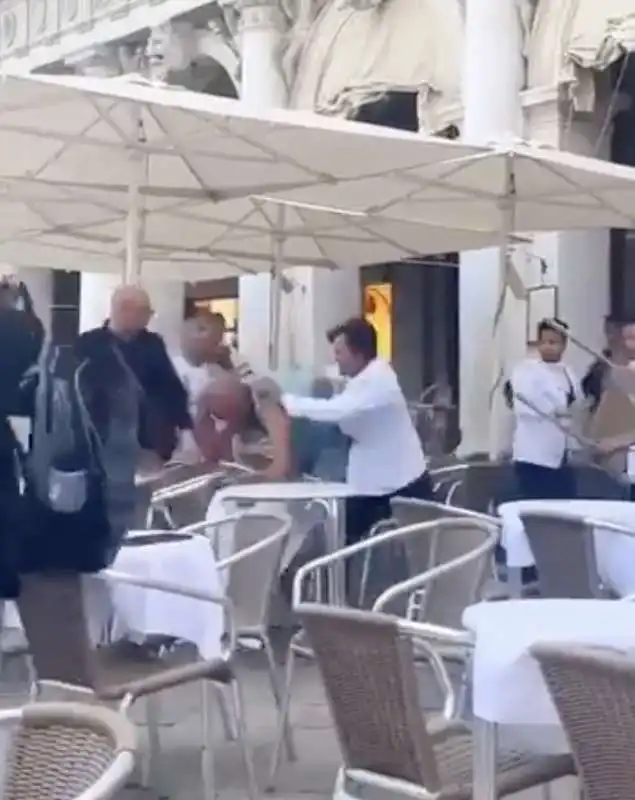 rissa tra clienti e camerieri a piazza san marco, venezia   