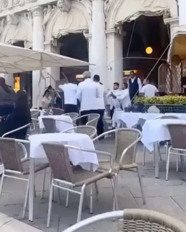 rissa tra clienti e camerieri a piazza san marco, venezia