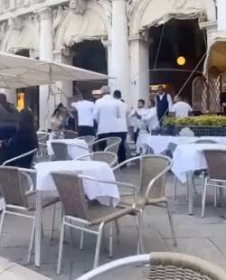 rissa tra clienti e camerieri a piazza san marco, venezia