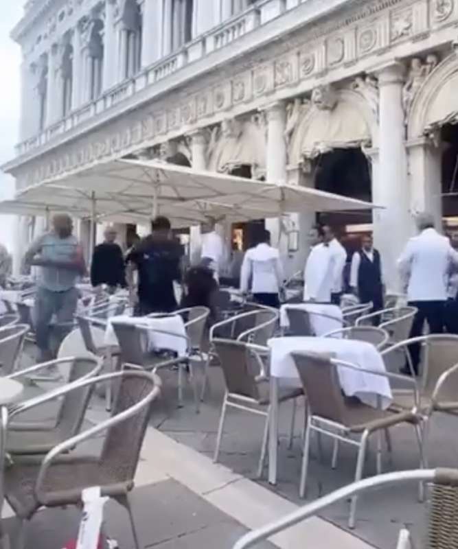 rissa tra clienti e camerieri a piazza san marco, venezia