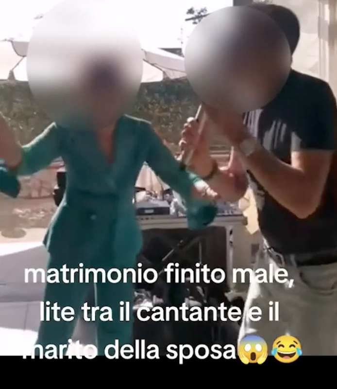 rissa tra il marito e il cantante a un matrimonio 10