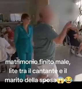 rissa tra il marito e il cantante a un matrimonio 2