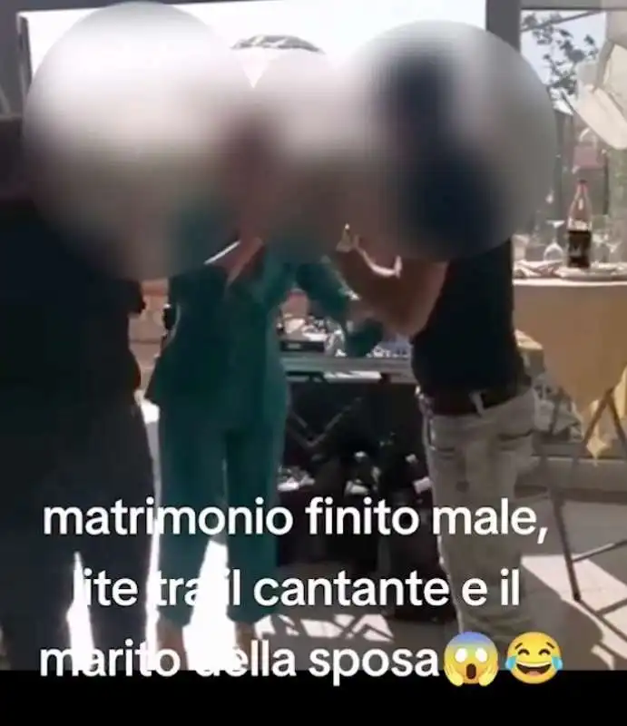 rissa tra il marito e il cantante a un matrimonio 3