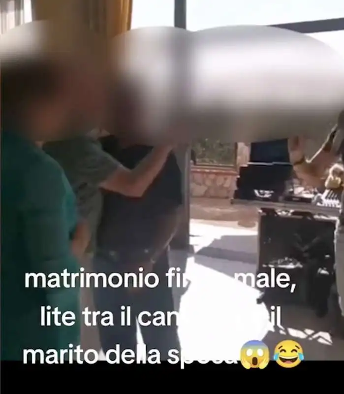 rissa tra il marito e il cantante a un matrimonio 6