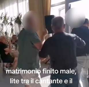 rissa tra il marito e il cantante a un matrimonio 7