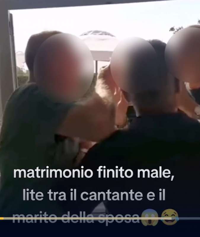 rissa tra il marito e il cantante a un matrimonio 9