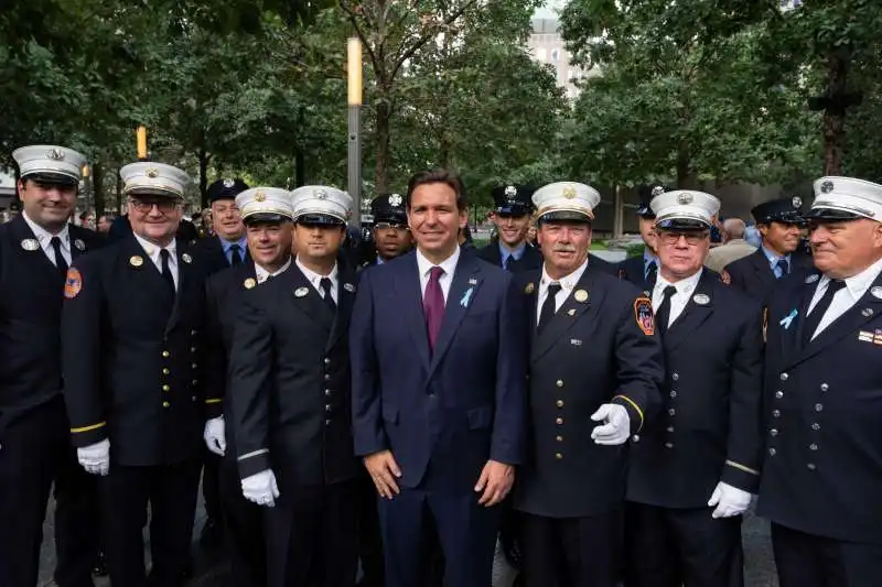 ron desantis con i vigili del fuoco di new york 