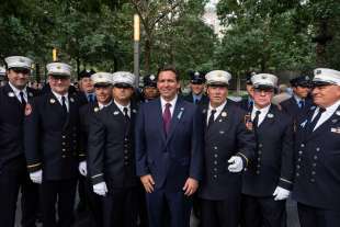 ron desantis con i vigili del fuoco di new york