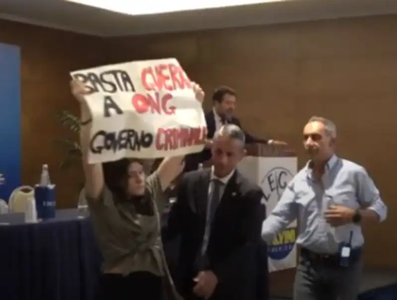 salvini contestato hotel ergife roma