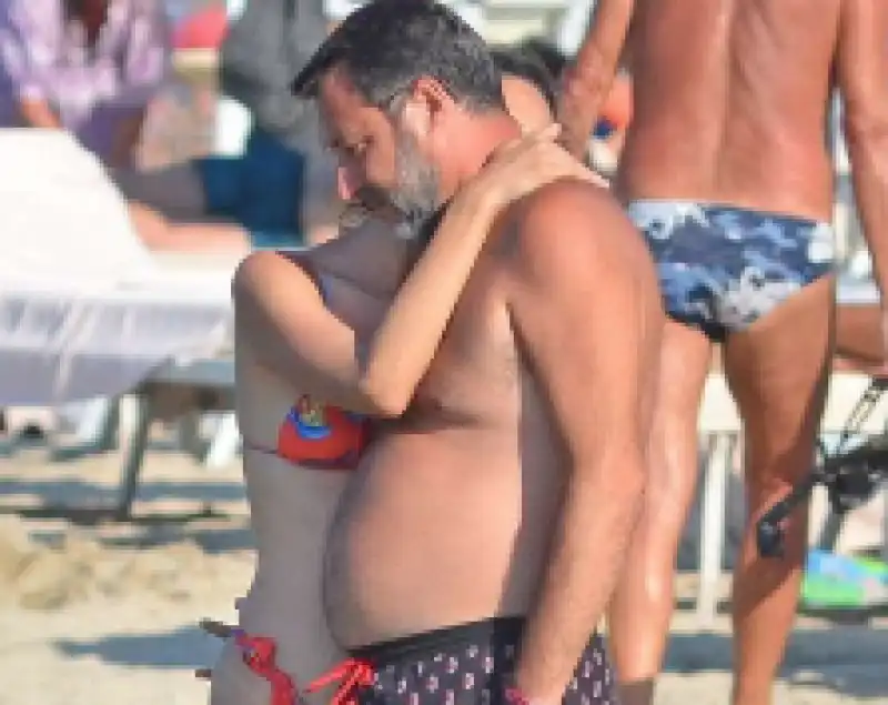 salvini e francesca verdini in spiaggia 12