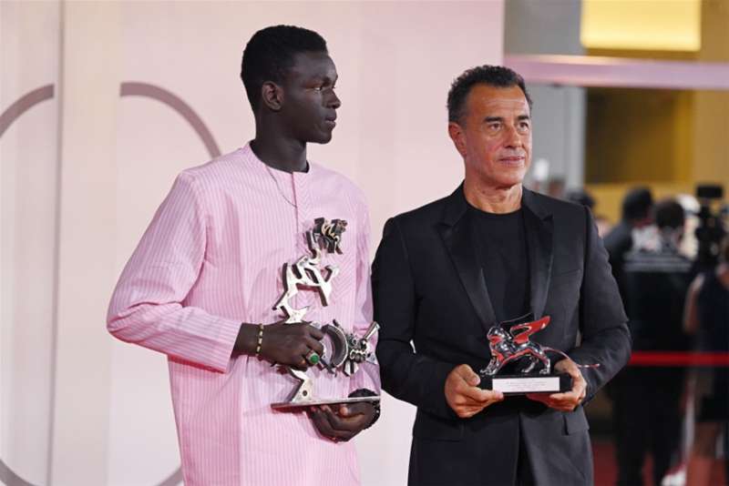 Seydou Sarr e Matteo Garrone premiati al festival di venezia per io capitano