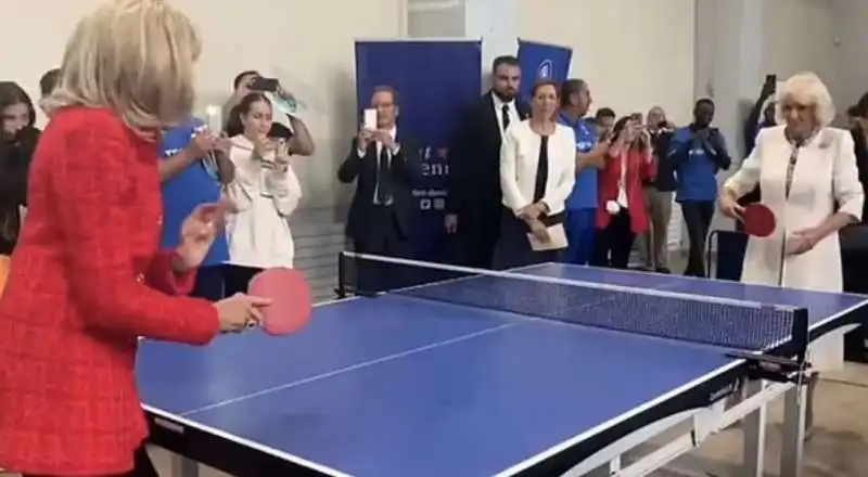 sfida a ping pong tra brigitte macron e camilla parker bowles 2