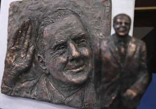 statue di silvio al berlusconi day