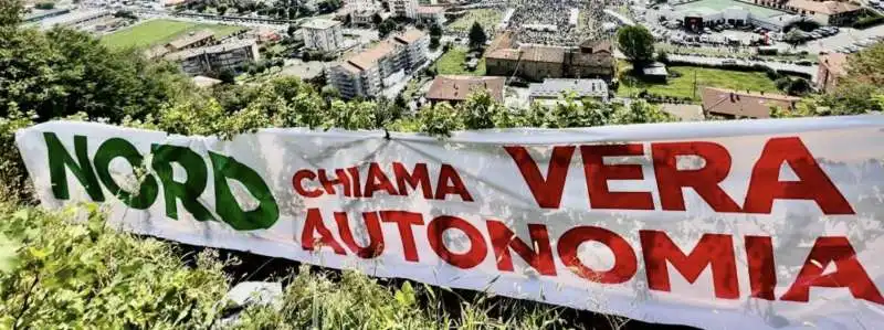 STRISCIONE DI UMBERTO BOSSI A PONTIDA