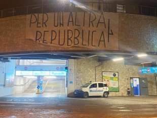 striscione inneggiante alla rsi con apostrofo sbagliato 1