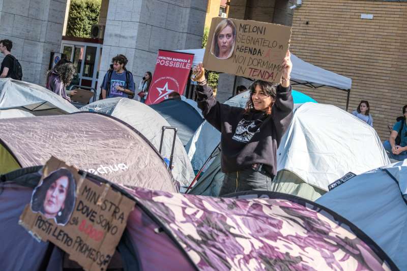 studenti protestano contro il caro affitti a roma 2