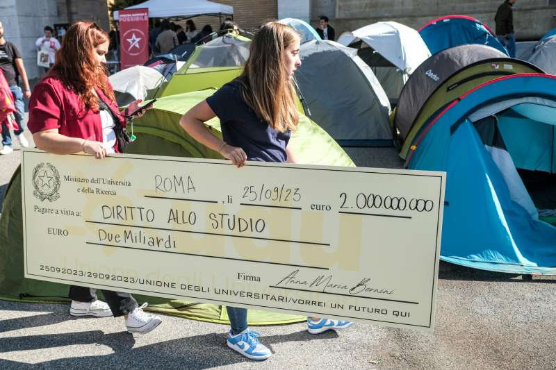 studenti protestano contro il caro affitti a roma 4