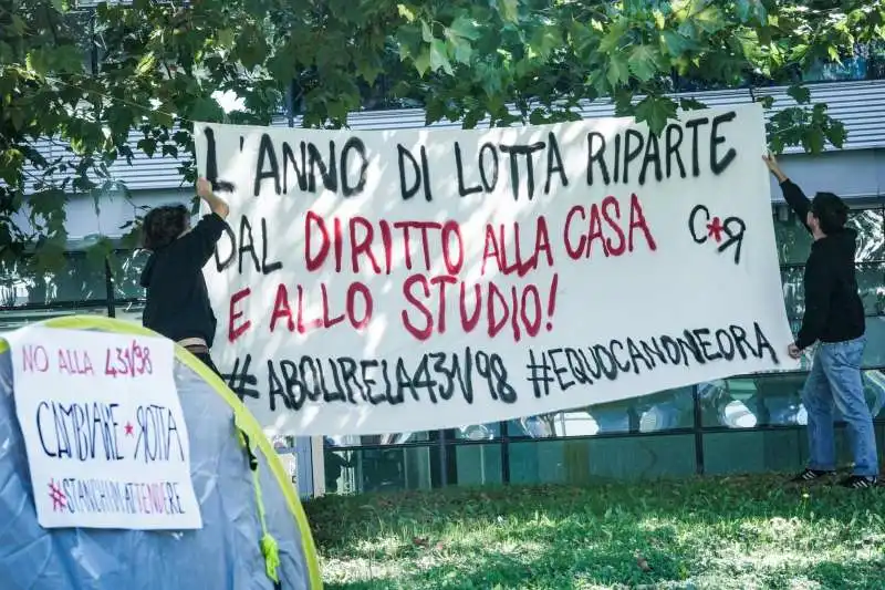 studenti protestano contro il caro affitti a torino   63