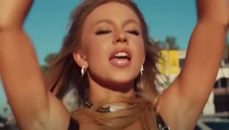 sydney sweeney nel video dei rolling stones 9