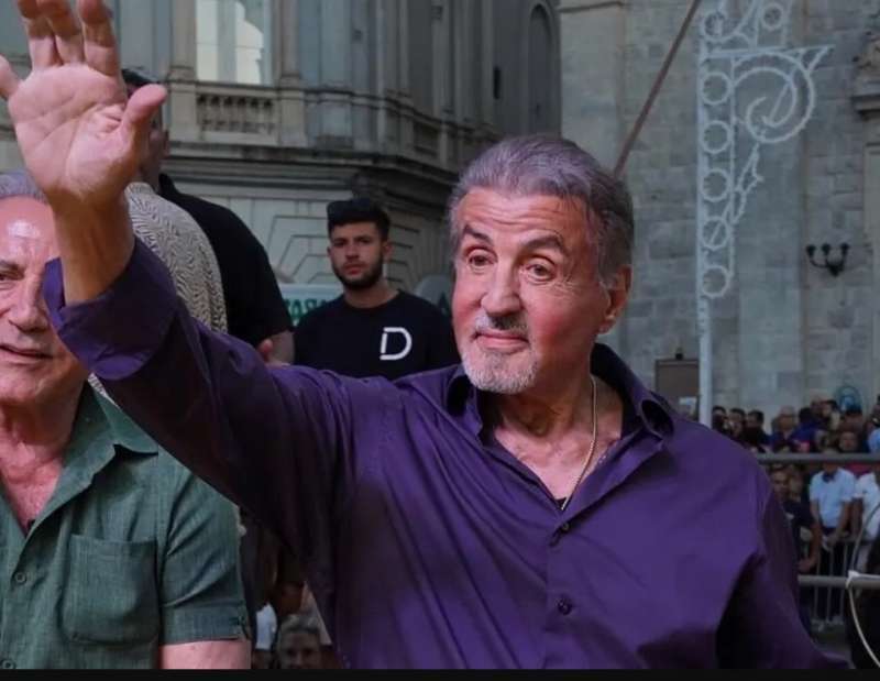 sylvester stallone riceve la cittadinanza onoraria di gioia del colle 1