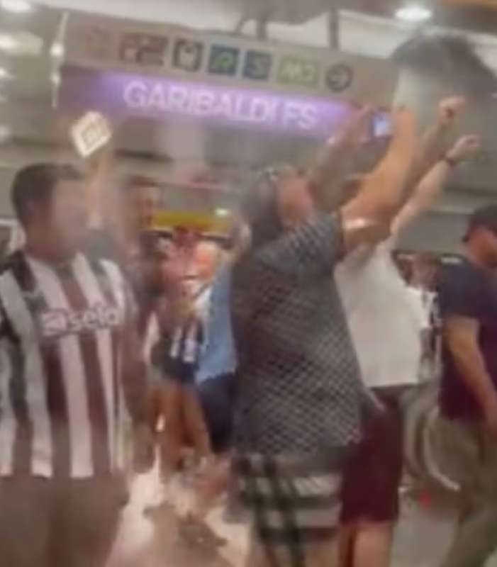 tifosi del newcastle in metro a milano