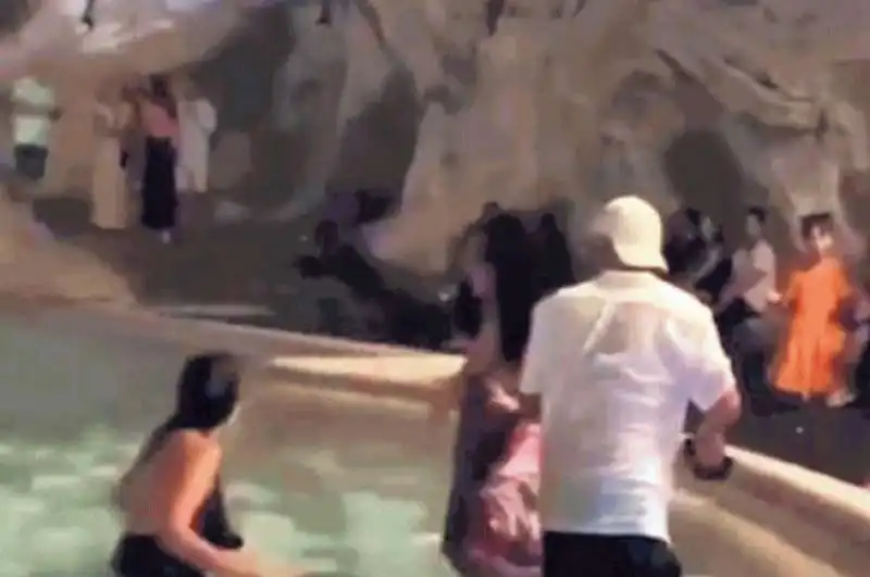  TURISTI FANNO IL BAGNO NELLA FONTANA DI TREVI