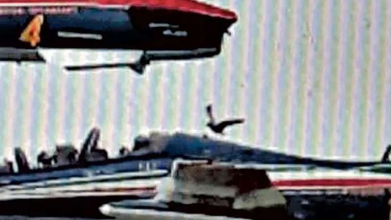 un uccello fotografato tra le frecce tricolori all aeroporto di caselle