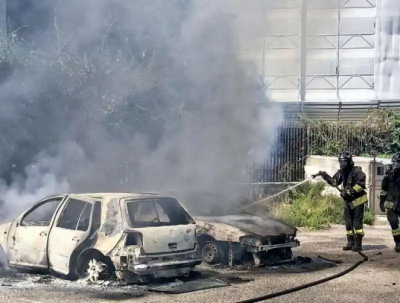 uomo da fuoco alla vicina di casa e alla sua auto a quarto 