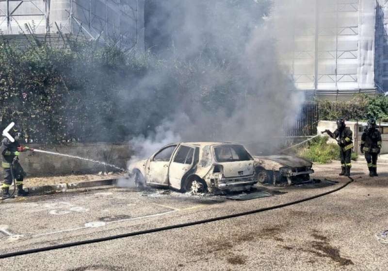 uomo da fuoco alla vicina di casa e alla sua auto a quarto