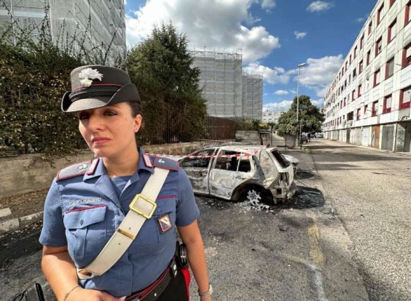 uomo da fuoco alla vicina di casa e alla sua auto a quarto