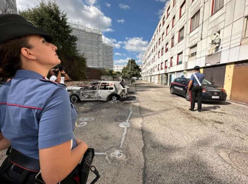 uomo da fuoco alla vicina di casa e alla sua auto a quarto