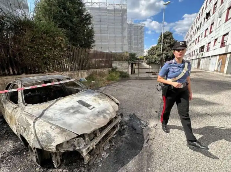 uomo da fuoco alla vicina di casa e alla sua auto a quarto